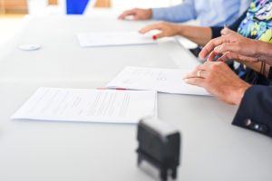 优质采合同全生命周期管理界面，采购专员查看合同履约进度时间轴，数字化合同管理系统专业感强
