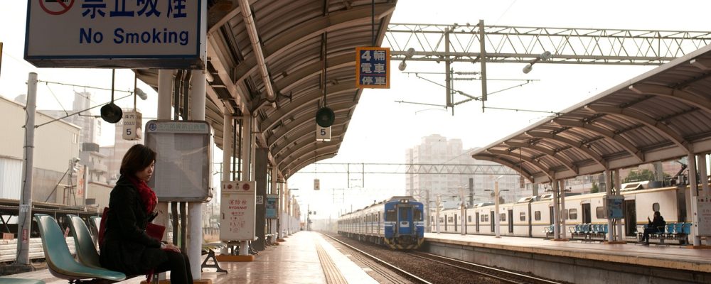 优质采电子招标投标与采购平台开标评审系统界面，多位评委在线独立打分，系统实时汇总评分，政府采购评审场景专业严谨